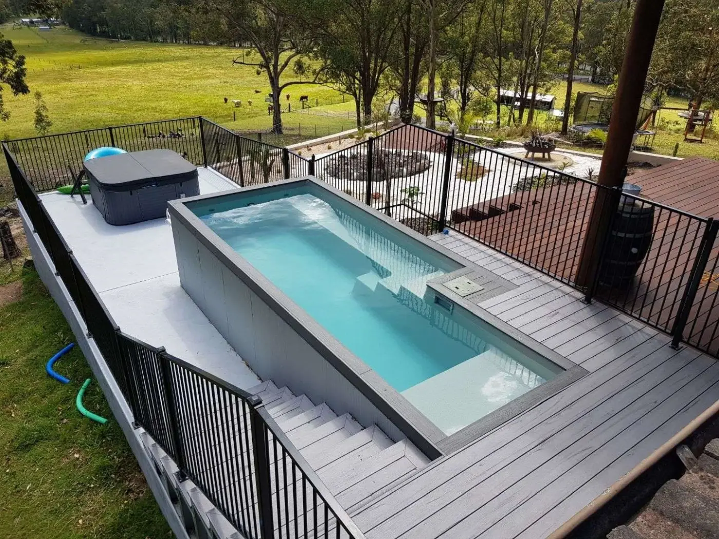 Shipping containers with Cubus Containers